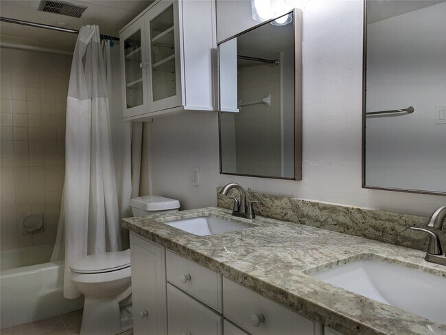 Building Photo - 351 N Post Oak Ln