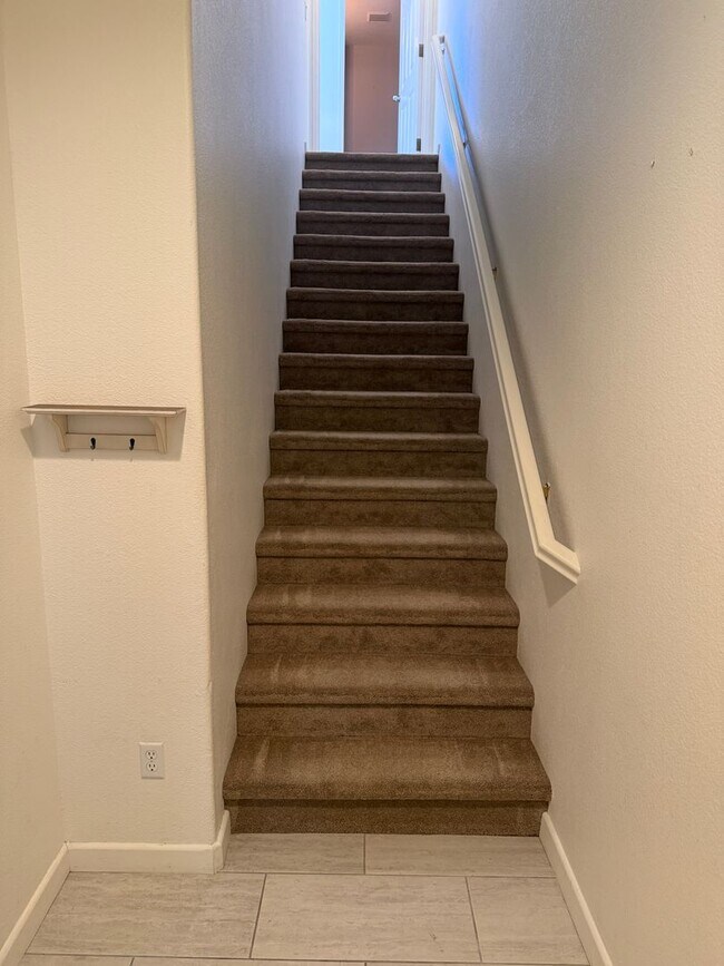 Building Photo - FOR LEASE – Beautiful 2 + 2.5 Townhome with A/C, Near Downtown Ventura & the Beach!