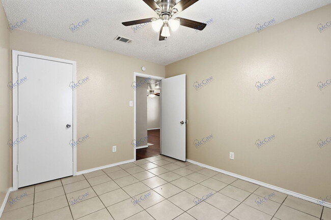 Building Photo - 3416 Colonial Dr