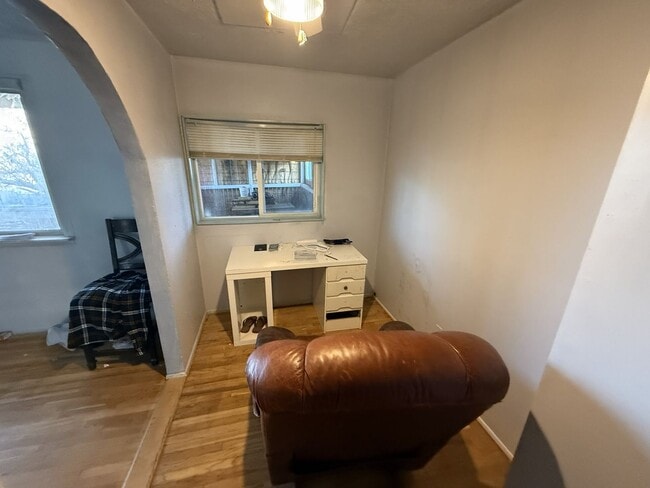 Building Photo - Upstairs Unit in Prime West Valley Location!