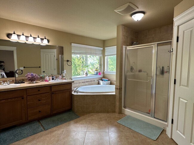 Building Photo - 4405 Cashmere Dr NE