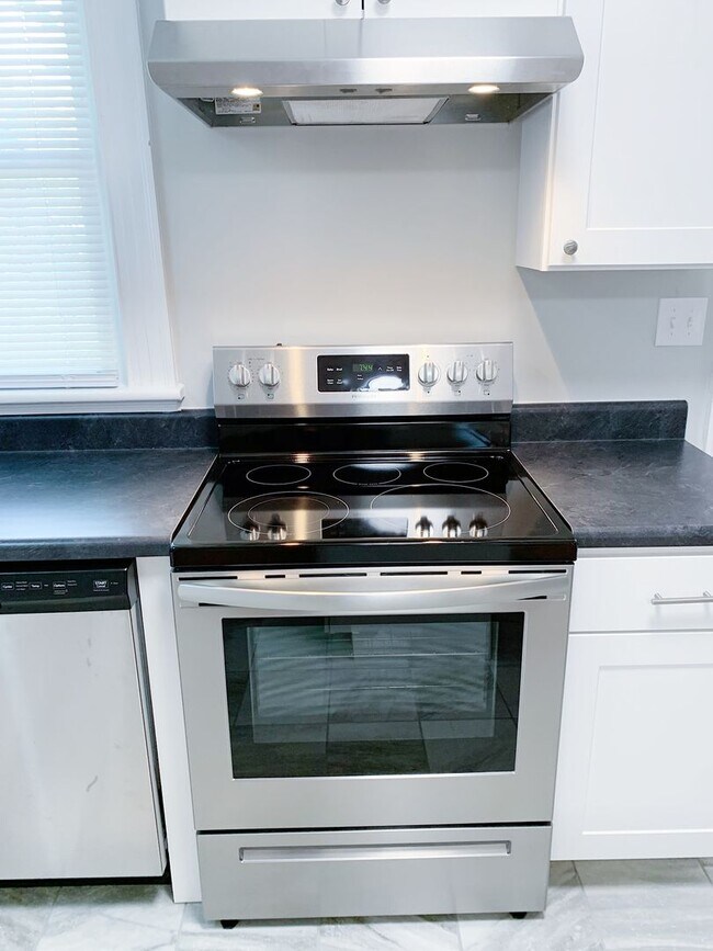 Building Photo - 3 Bed 2 Baths Grid home with fenced backya...