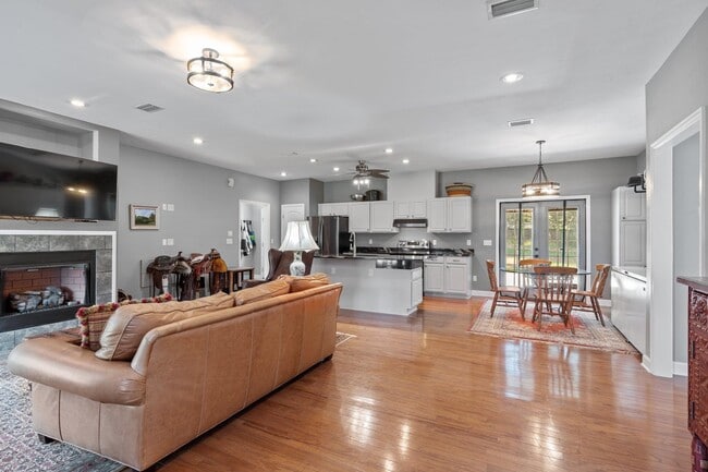 Building Photo - 9525 Woodland Hills Way