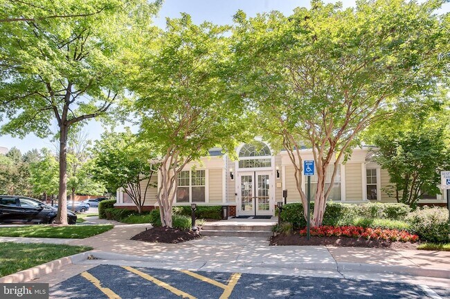 Building Photo - 1645 International Dr