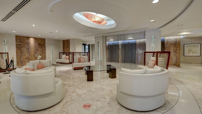 Building Photo - 2555 Collins Ave