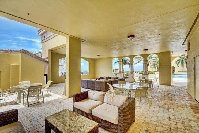 Building Photo - 801 S Olive Ave