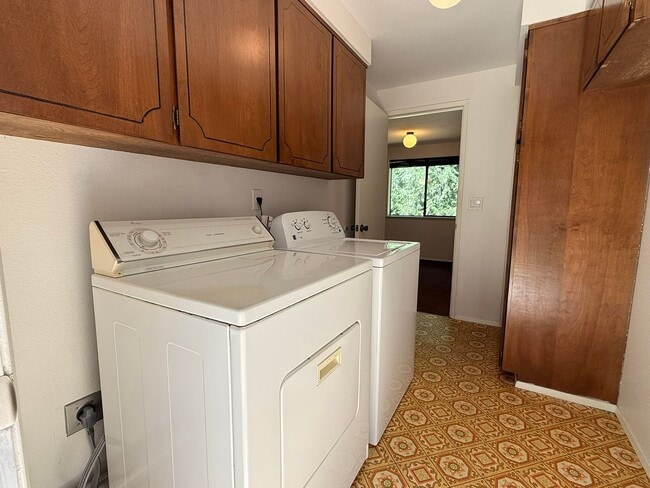 Building Photo - 2Bd/1.75Ba Issaquah Home