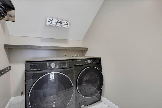 Building Photo - 2020 Oak Ln