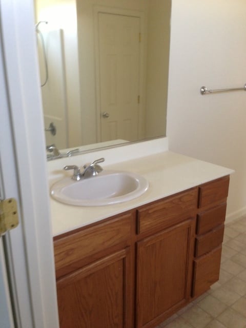 Building Photo - Los Banos, Large 2 story 5 bedroom 3 full ...