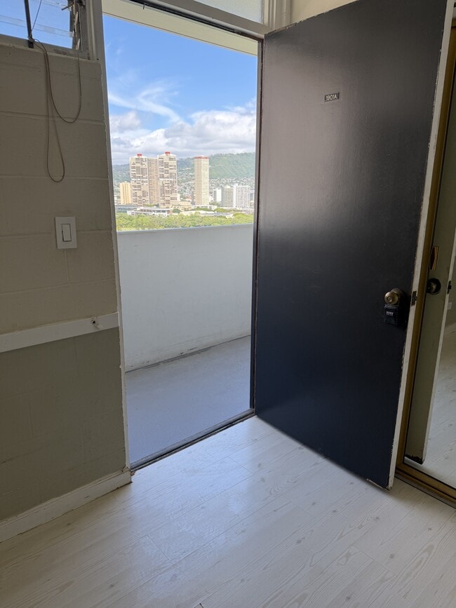 Building Photo - 2421 Ala Wai Blvd