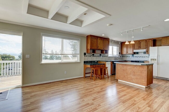 Building Photo - Spacious 2-Story Split-Level Home with Wat...