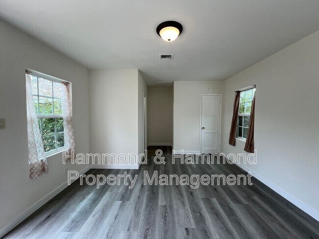 Building Photo - 18003 Saticoy St