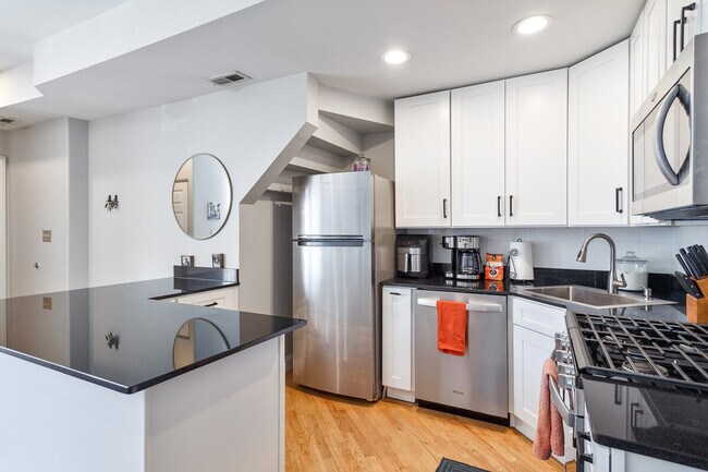 Building Photo - 2238 W Barry Ave