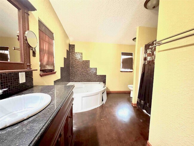 Building Photo - 6215 Hwy 35 Bypass