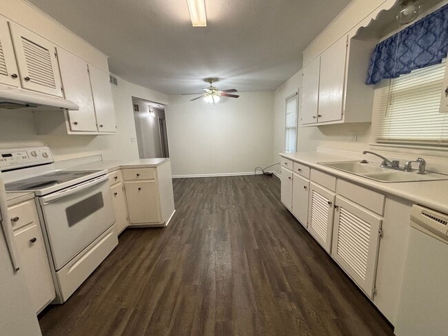 Building Photo - 1010 Larkin Dr