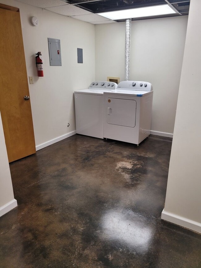 Building Photo - 4 bedroom Townhouse on Bloomington's South Side; Located in The Woodlands!