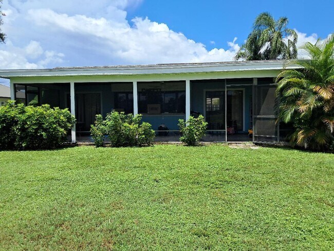 Building Photo - 462 SW Dalton Cir