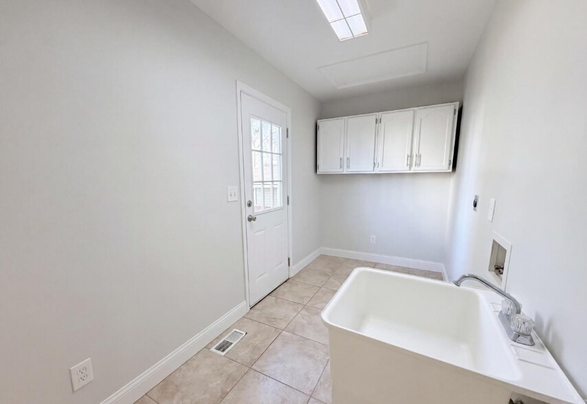 Building Photo - 1379 Gumbert Dr