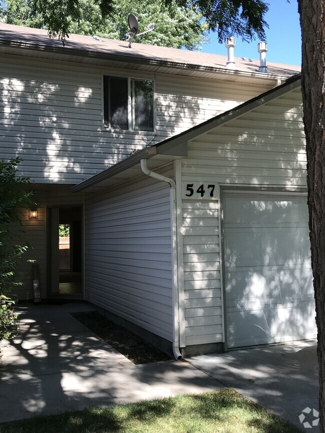 Building Photo - 2 bedrooms 1.5 bathroom with large living ...