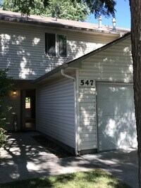 Building Photo - 2 bedrooms 1.5 bathroom with large living ...