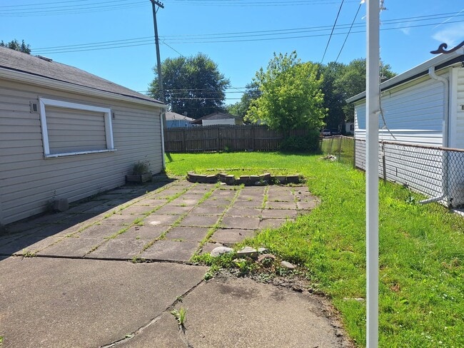 Building Photo - Charming 3 bedroom bungalow freshly updated