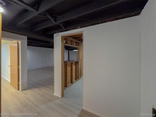 Building Photo - 34381 Rosslyn St
