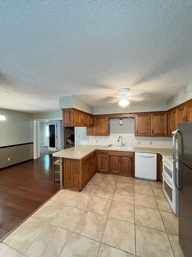 Building Photo - 4 bedrooms and 2 bath home, mature neighborhood, garage, well built and clean