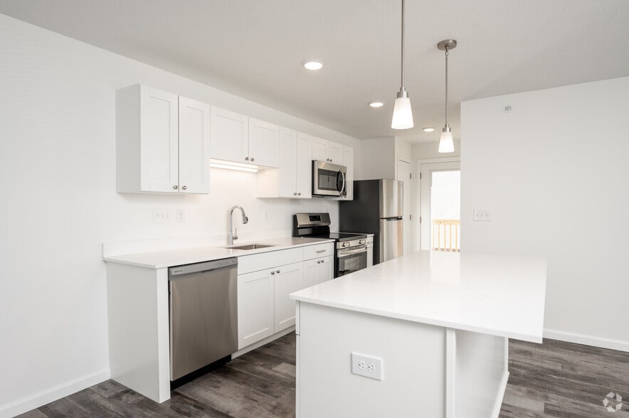2BR, 2BA - 1,035SF - Kitchen - The Reserve at Madison Flatts
