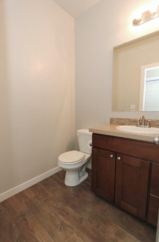 Building Photo - Spacious Home in Quiet Neighborhood