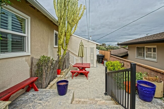 Building Photo - BEAUTIFULLY REMODELED, BRIGHT & AIRY HILLS...