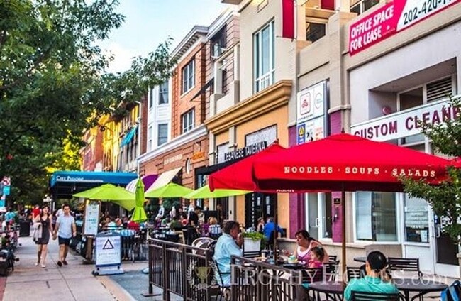 Building Photo - Sunny 1 bedroom/1 bath in Adams Morgan!