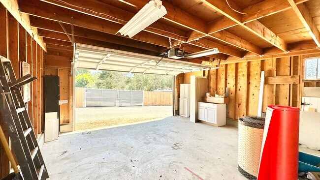 Building Photo - Lovely Single-Story Country Home on Wide Open Space with Detached Garage Space!