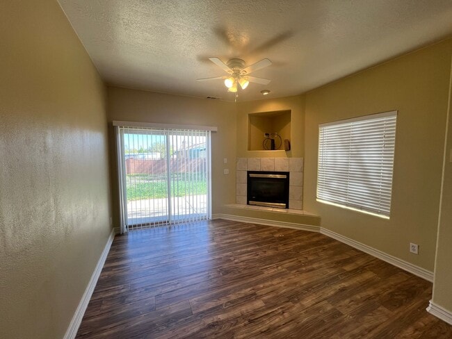 Building Photo - 3 bed, 3 bath Twin-home