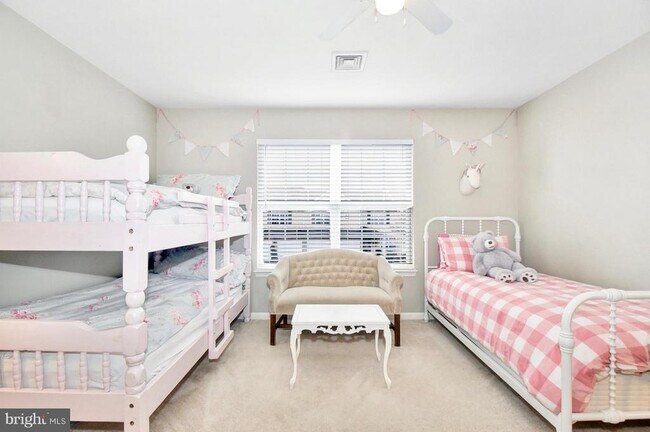 Building Photo - 102 Peregrine Ln