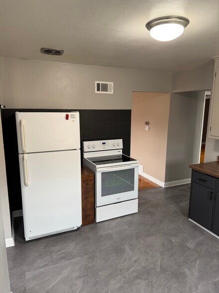 Building Photo - 2642 S 69th St