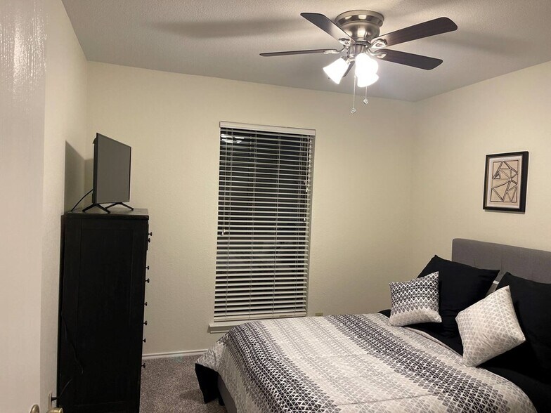 Building Photo - 33 Cibola Ct