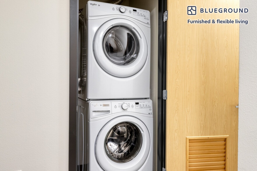 Building Photo - 15566 NE 22 Pl