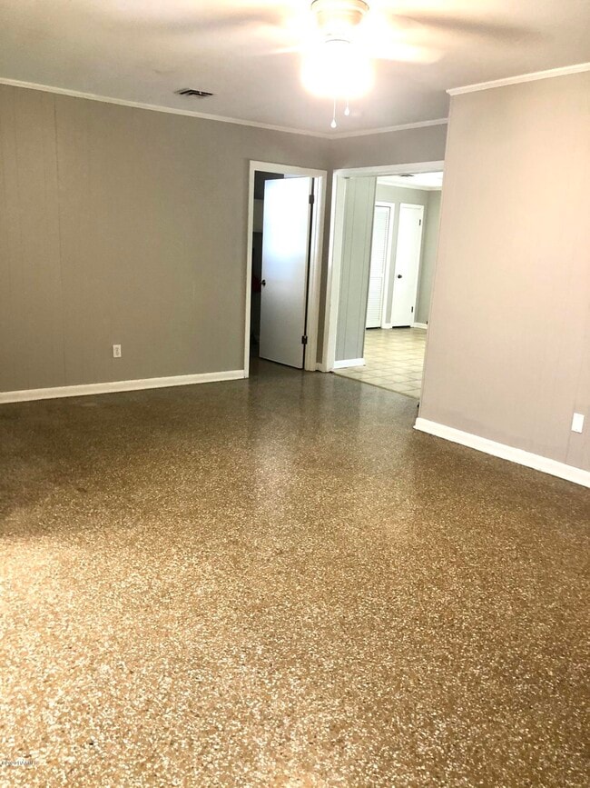 Building Photo - 203 Elmwood Dr