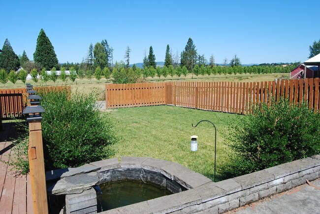 Building Photo - Enjoy the Country living, Home on acres in Yamhill Oregon
