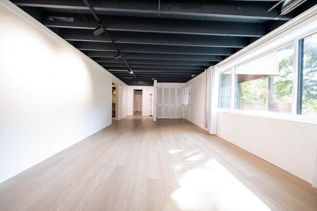 Building Photo - 9424 Thomas Rd