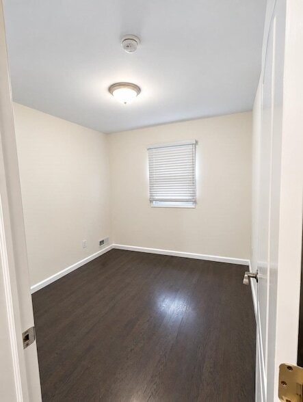Building Photo - 275 Maple St