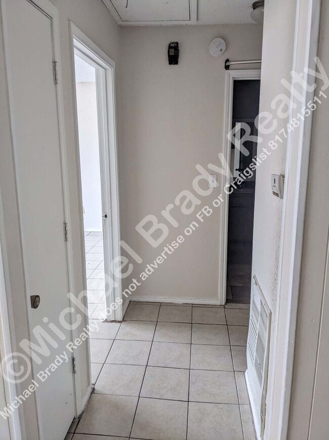 Building Photo - 3262 Matthews Dr