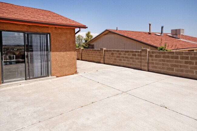 Building Photo - Comfortable home on a cul-de-sac with a gr...