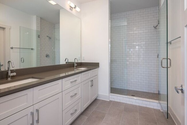 Building Photo - Beautiful Condo in Cleveland Park (Downtow...