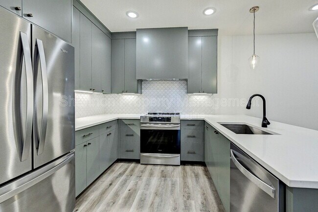 Building Photo - 2100 Tanglewilde St