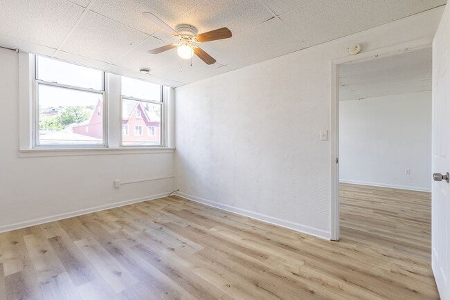 Building Photo - 742 E Warrington Ave
