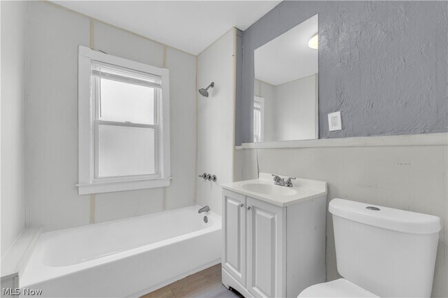 Building Photo - 3652 E 153rd St