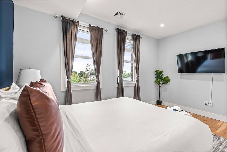 Building Photo - 1011 Bennington St