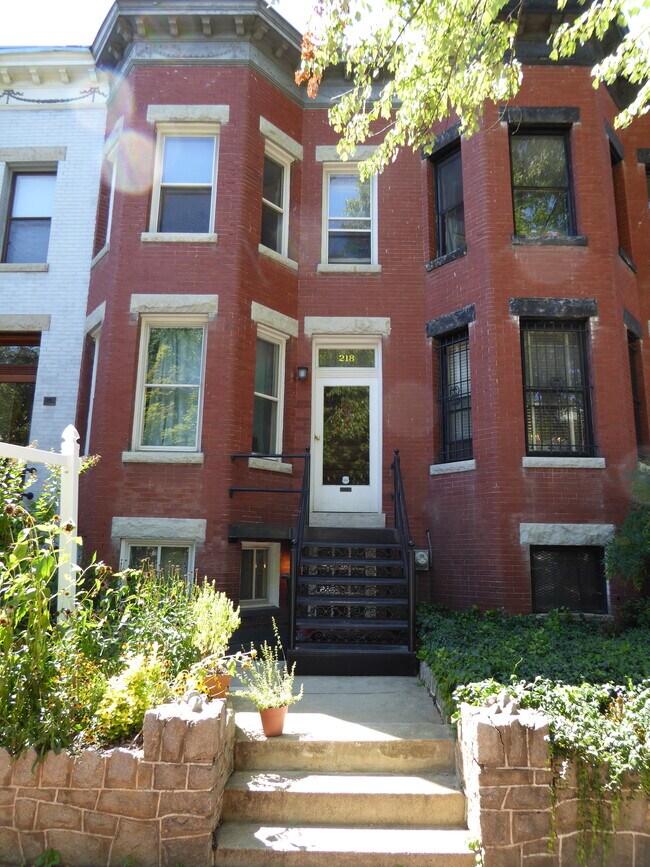 Building Photo - 218 9th St NE