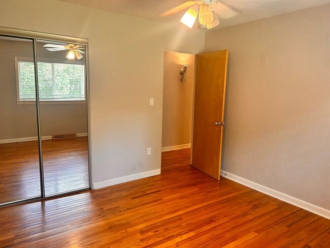 Building Photo - 4 Bedroom, 2 Bathroom in the Lower Rattles...